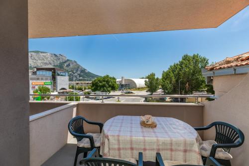 Apartments with parking space Omis - 25816
