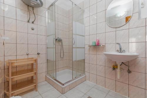 Apartments with parking space Omis - 25816