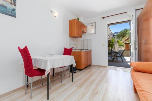 Apartments with parking space Omis - 25816