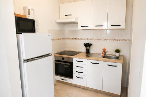 Apartments with parking space Primosten - 27863