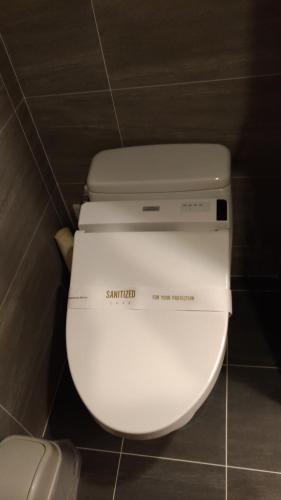Ένα μπάνιο στο Emperor Hotel