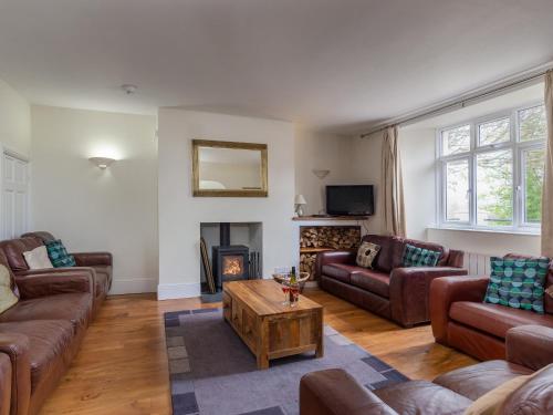 a living room with couches and a fire place at Endeavour - Hhy in Luton