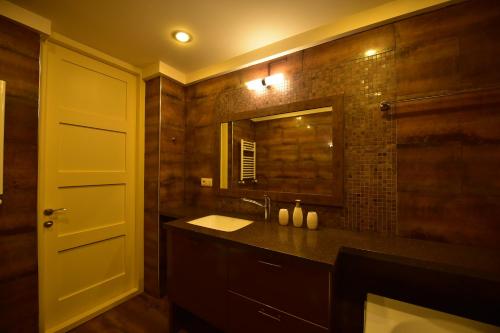 Ένα μπάνιο στο Ateshgah Residence