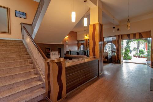 eine Treppe in einem Haus mit Lobby in der Unterkunft Hotel Jyoti in Forbesganj