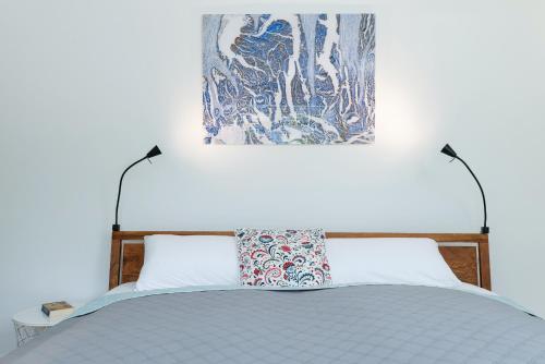 a bedroom with a bed with a picture above it at Treibholz in Schönberg