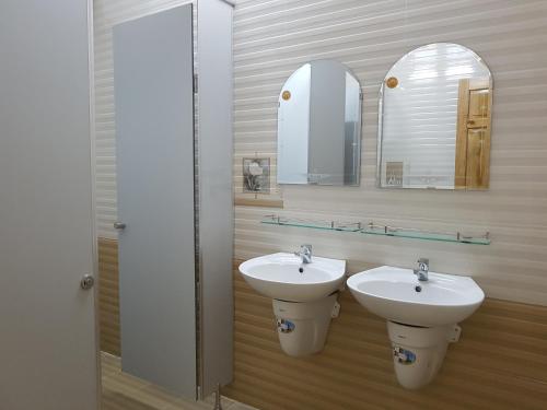 bagno con 2 lavandini e specchio di Mooka 's Home (Backpackers) a Da Lat