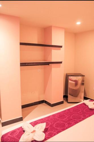 a room with a closet with a red rug at Hotel Plaza Garibaldi in Caldas