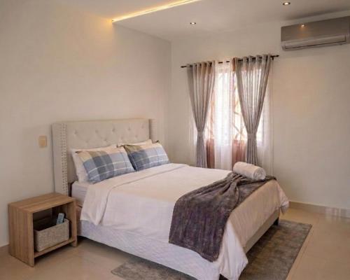 a bedroom with a large bed and a window at Villa renacer 1 in Baní