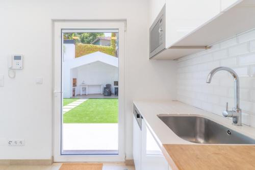 Modern Villa with Garden and Private Parking
