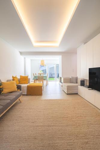 Modern Villa with Garden and Private Parking