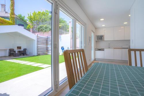 Modern Villa with Garden and Private Parking
