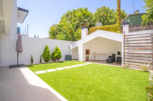 Modern Villa with Garden and Private Parking