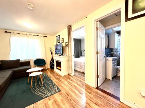 a living room with a couch and a bedroom at Barker house-Sweet home in Niagara-on-the-Lake