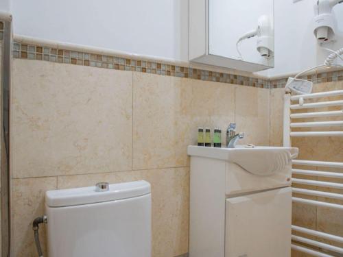 8-Guest Malasana Central Suite