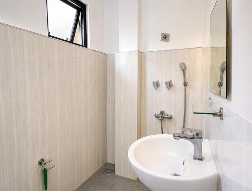 a bathroom with a sink and a mirror at The Green View Guest House Haputale in Haputale