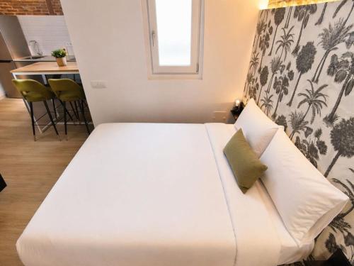 Stay Near El Rastro for 4