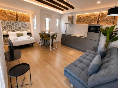 Stay Near El Rastro for 4