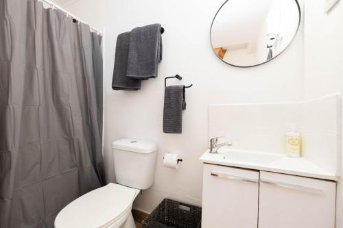 Studio 10 with private bathroom and kitchen, Downtown Lisbon