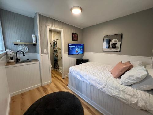 a bedroom with a bed and a flat screen tv at Berlins Cozy Apartment Pets Welcome in North Little Rock