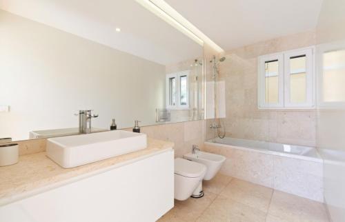 Bright 2 Bedroom Apartment with parking in Lisbon