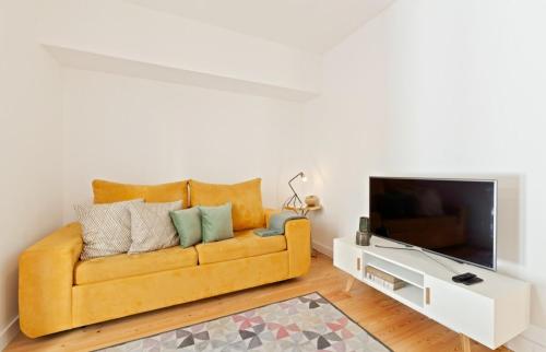 Bright 2 Bedroom Apartment with parking in Lisbon