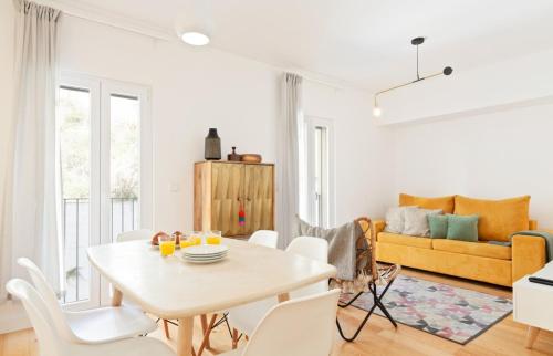 Bright 2 Bedroom Apartment with parking in Lisbon
