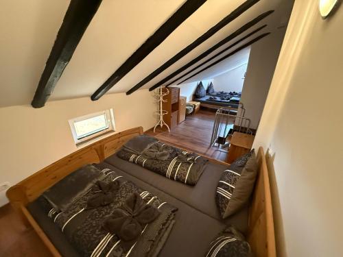 two beds in a room with a large window at Altstadtnest mit großem Garten in Bad Sooden-Allendorf