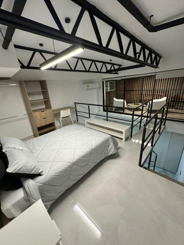 a bedroom with a bed and a desk in it at Moderno loft en el oeste in Cali