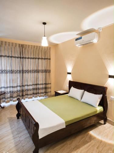 a bedroom with a bed in a room at Deke Kanuwa in Kandy