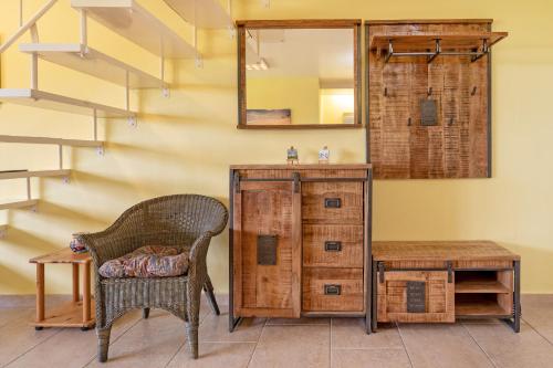 a room with a desk and a chair and a mirror at Seehaus in Bojendorf