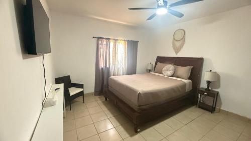 a bedroom with a bed and a ceiling fan at Casa Ari in Lázaro Cárdenas