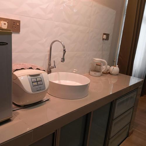 a kitchen counter with a sink and a toaster at Sekebun Bunga in Tumpat