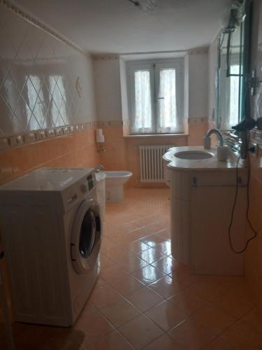 a bathroom with a washing machine and a sink at Casa vacanze Melania in Cupra Marittima