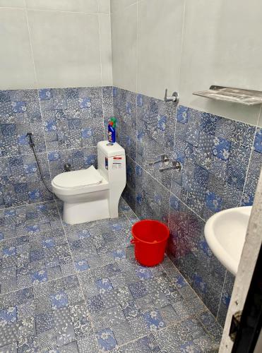 a bathroom with a toilet and a sink at Heinrich Wolfi Private Cotege in Pattiyūrgrāmam