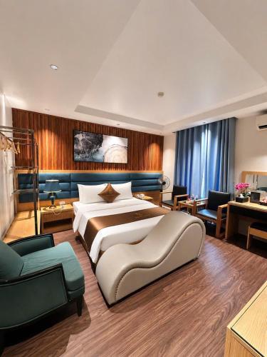a large bedroom with a large bed and a couch at Hotel Royal in Vân Lũng