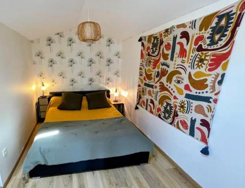 ein Schlafzimmer mit einem großen Bett in einem Zimmer in der Unterkunft Escapade à 2 in Ruoms