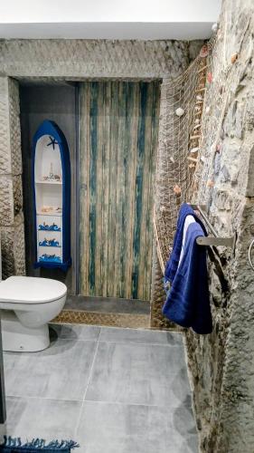 ein Badezimmer mit Waschbecken und Toilette in einem Zimmer in der Unterkunft Escapade à 2 in Ruoms