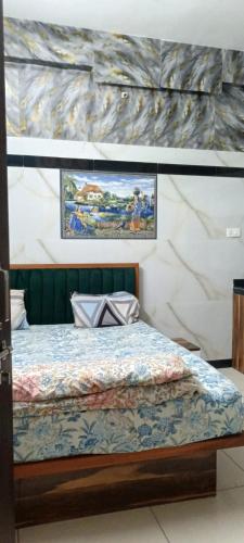 a bedroom with a bed with auliculiculiculiculiculiculiculiculic at Hotel Gaurav in Ahār
