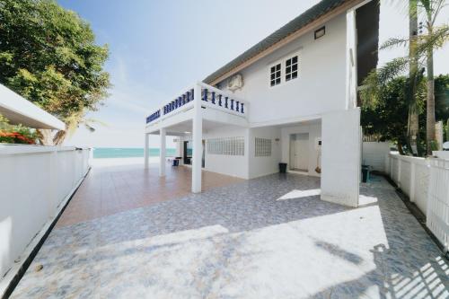 a house with a view of the ocean at Gao Bee One Beach Club in Ban Phala