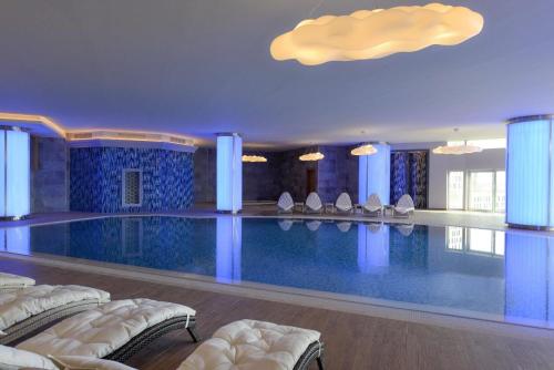 Wyndham Grand Istanbul Europe — Pool view