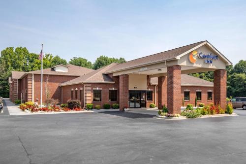 a front view of a hotel with a parking lot at Comfort Inn near Downtown & Blue Ridge PKWY in Marion