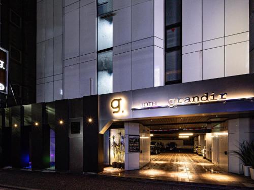 a view of the front of a building at night at grandir ｸﾞﾗﾝﾃﾞｨｰﾙ -Adult Only- in Yokohama