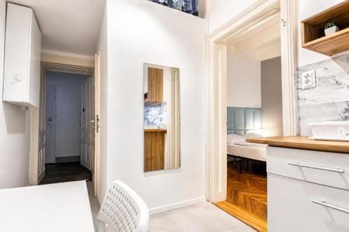 5-Min to Danube Stylish 1BR Apt, for Longstays