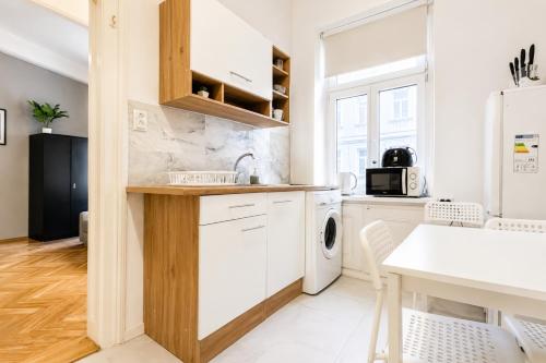 5-Min to Danube Stylish 1BR Apt, for Longstays