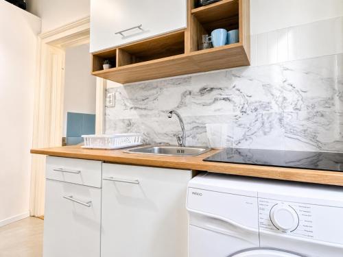 5-Min to Danube Stylish 1BR Apt, for Longstays