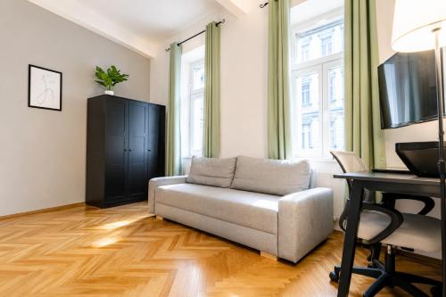 5-Min to Danube Stylish 1BR Apt, for Longstays