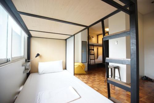 ein Schlafzimmer mit einem Bett in einem Zimmer in der Unterkunft Z Hostel in Manila