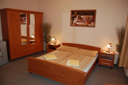 - une chambre avec un lit et 2 lampes sur 2 tables dans l'établissement Penzión Zuzi, à Trenčianske Teplice