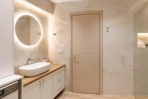 Alley Marina Suite - Newly Renovated Home near Marina, Old Town, Sea