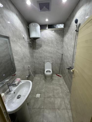 a bathroom with a sink and a toilet at شقق تأجير يومي in Musaylah